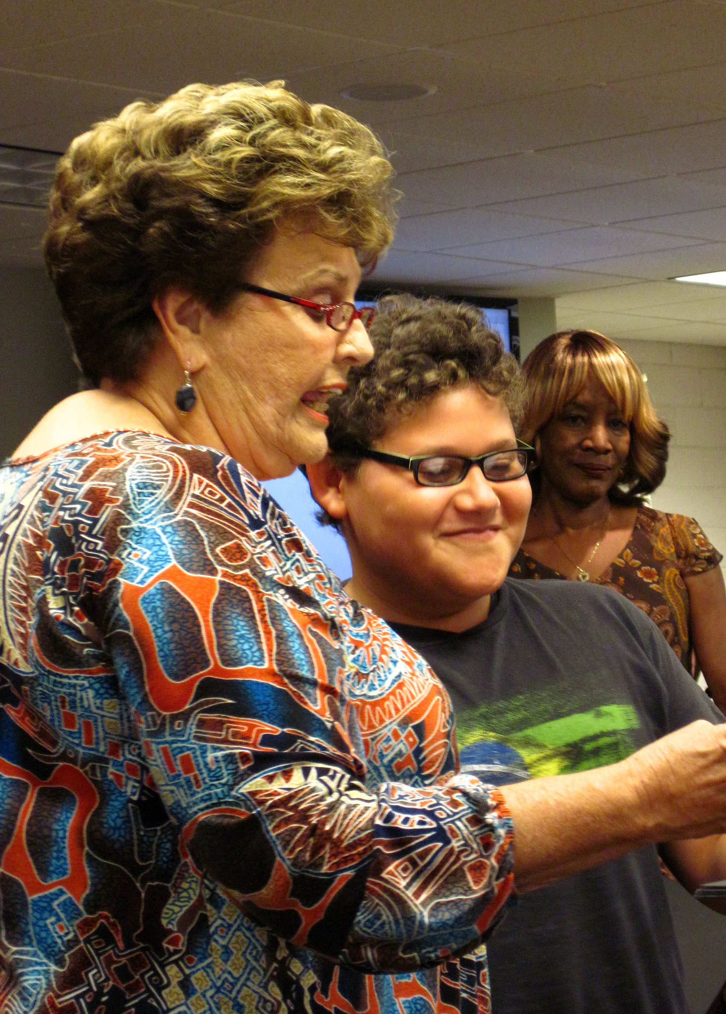 Mayor Parks presenting a certificate of recognition to a student (2658)