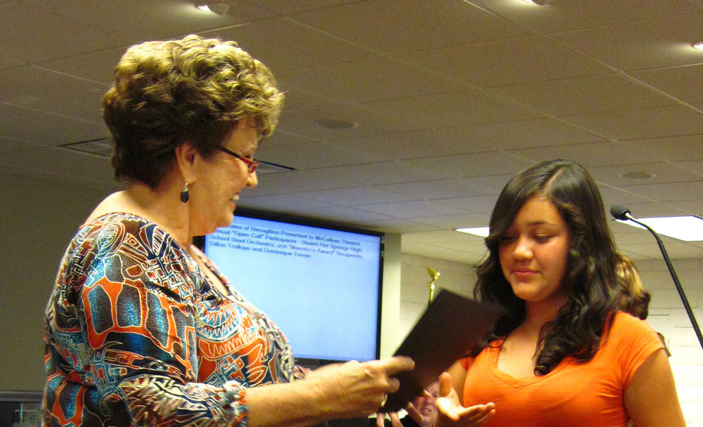 Mayor Parks presenting a certificate of recognition to a student (2659)