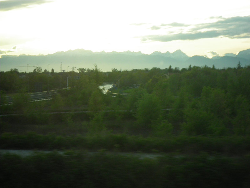 Au loin, les Alpes.