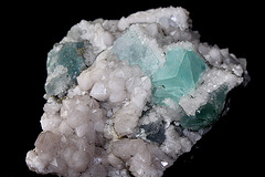 Fluorite vert d'eau 'turquoise clair' (sur quartz laiteux) Fluorite vert d'eau 'turquoise clair' (sur quartz laiteux)