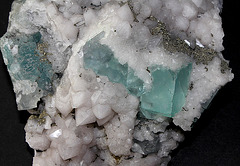 Fluorite vert d'eau 'turquoise clair'- sur quartz laiteux