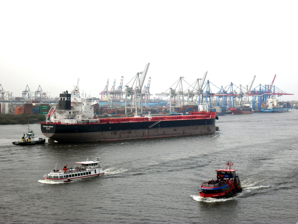 Schiffsverkehr  auf der Elbe