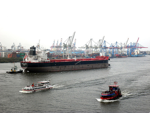Schiffsverkehr  auf der Elbe