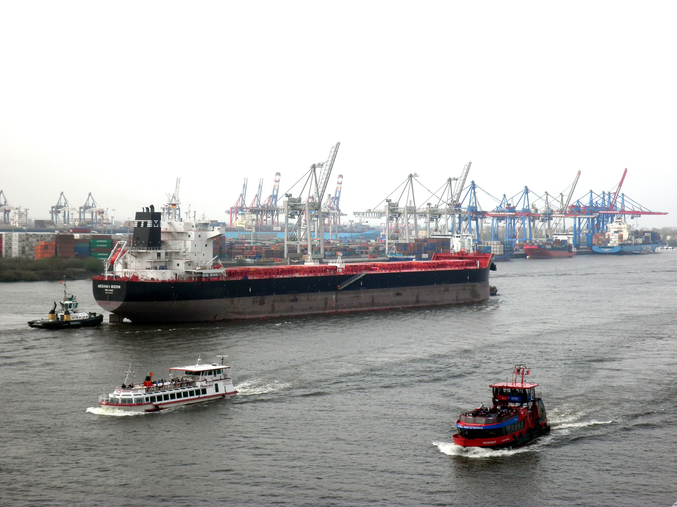Schiffsverkehr  auf der Elbe