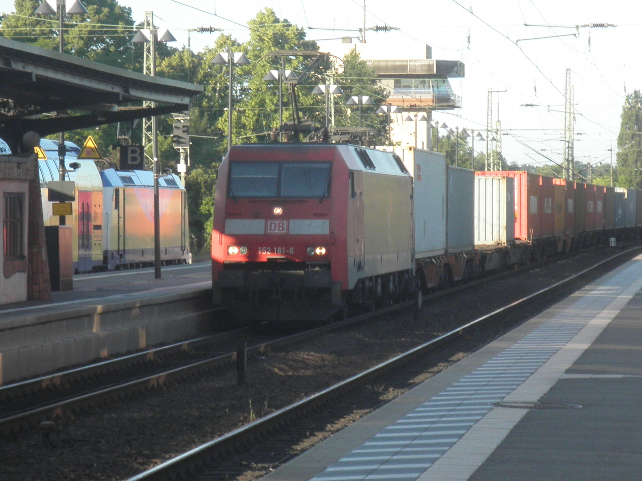Containerzug  bei durchfahrt in Uelzen mit E 152 161 - 6