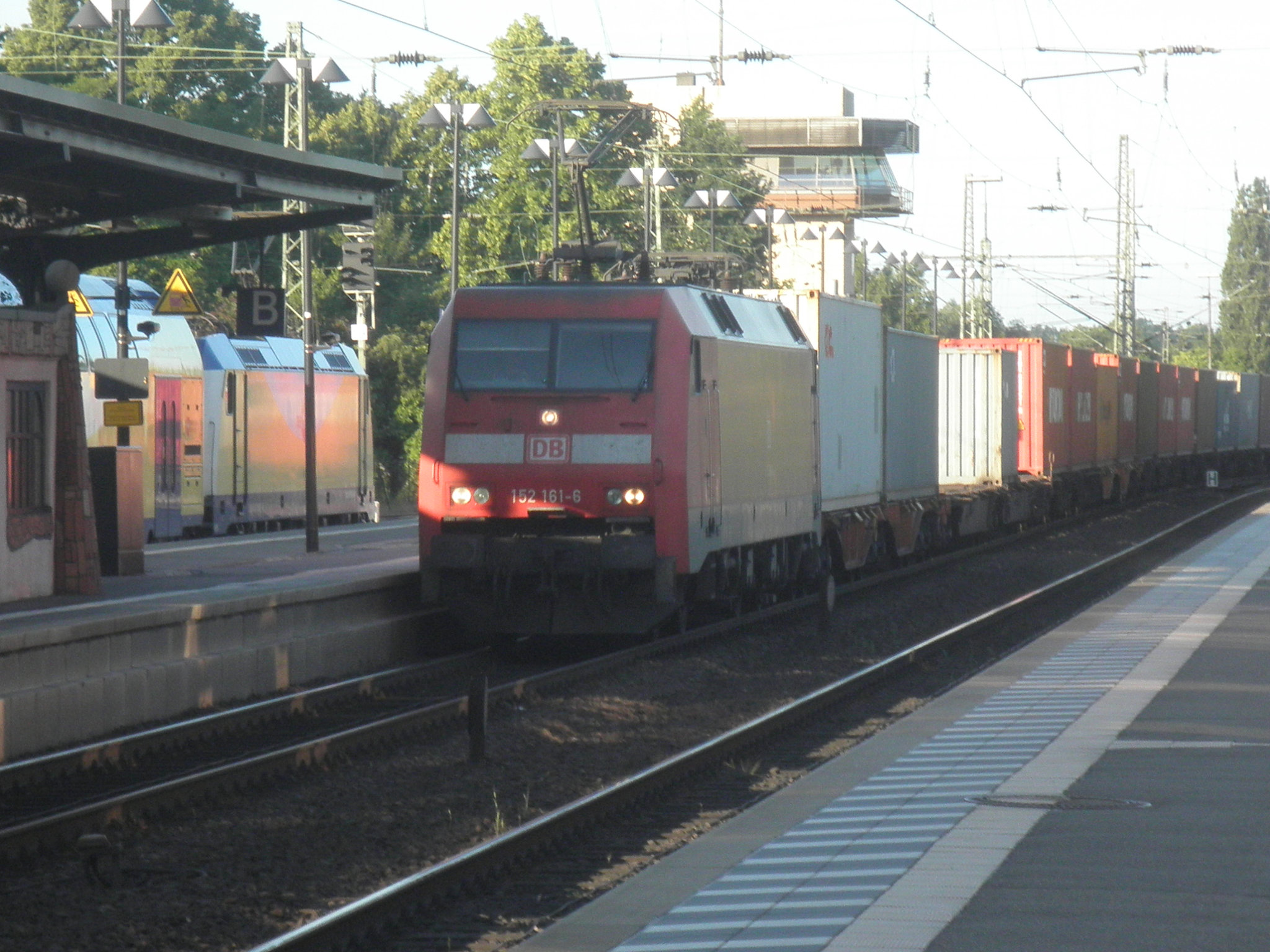 Containerzug  bei durchfahrt in Uelzen mit E 152 161 - 6