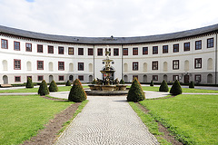 Schlosshof mit Brunnen