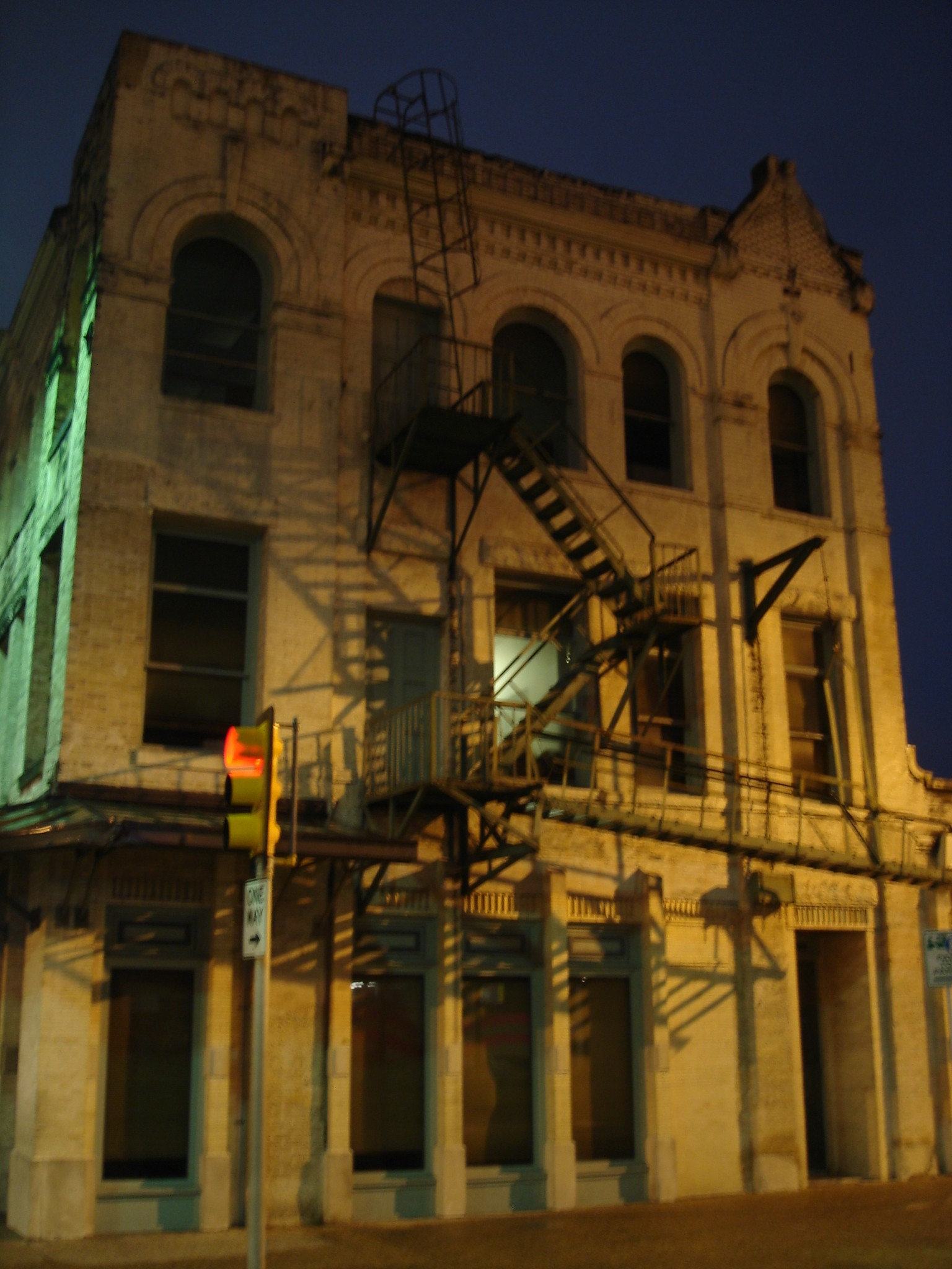 Fire escape by the night / Escalier de secours dans la nuit - 1er juillet 2010 / Avec flash