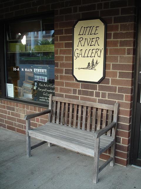 Little river gallery bench / Banc et rivière de brique