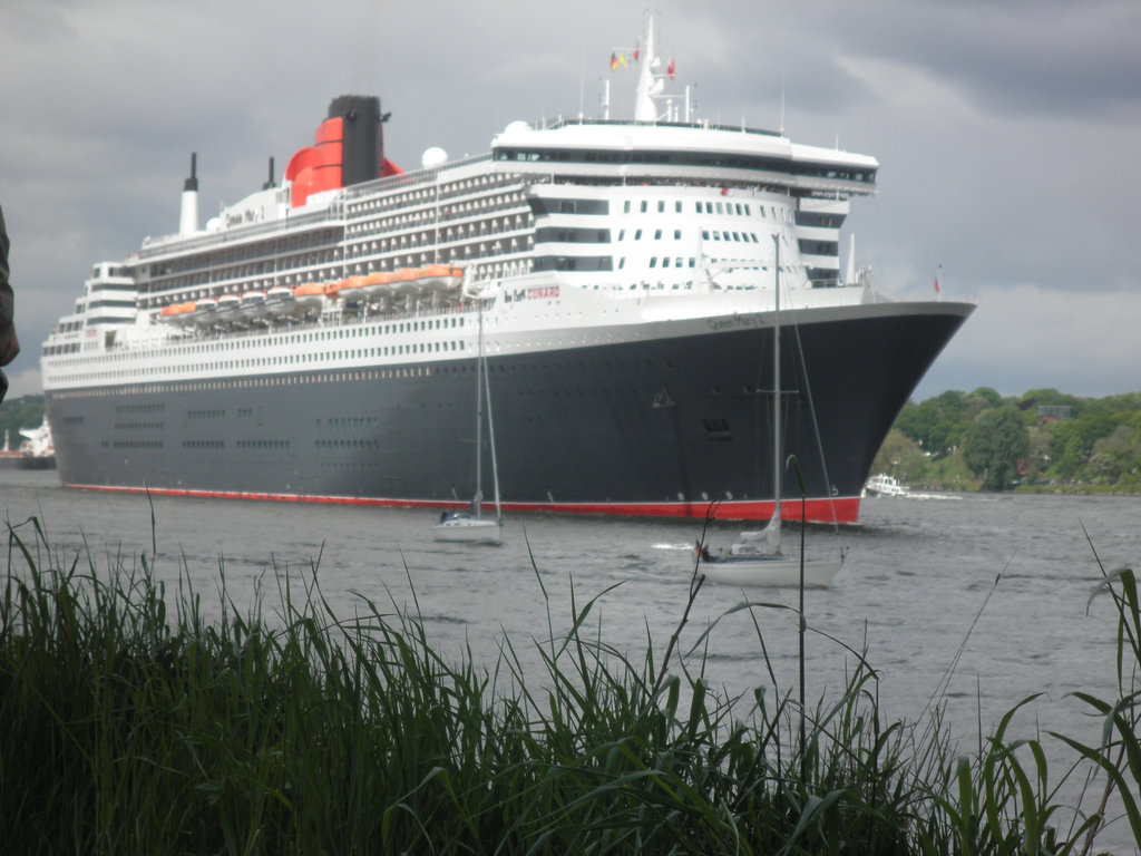 QM 2  auf der Elbe
