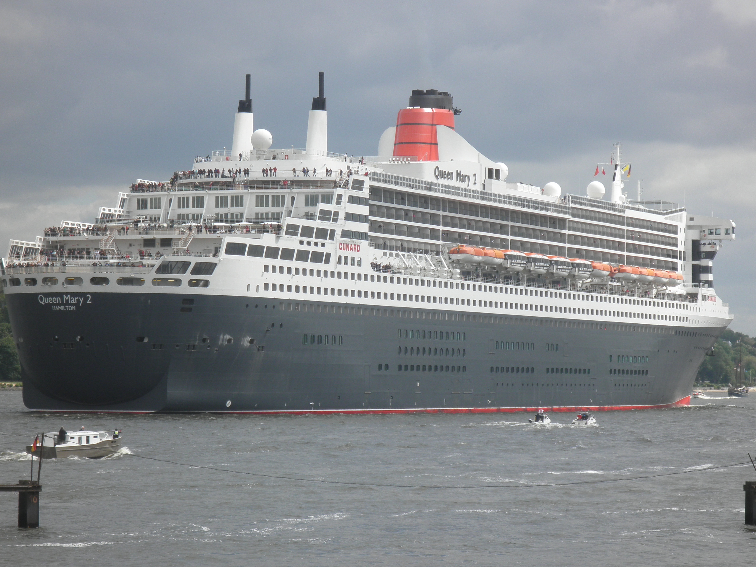 QM 2 auf der Elbe - kurz vor Hamburg