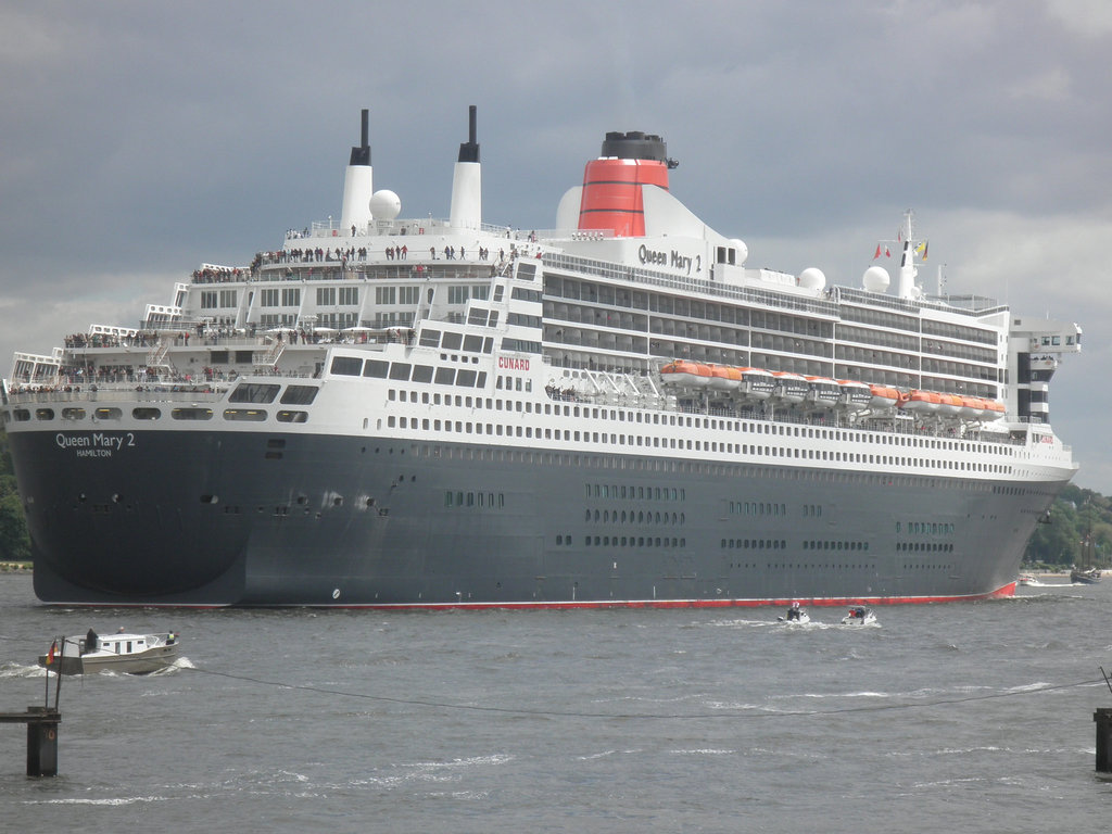 QM 2 auf der Elbe - kurz vor Hamburg