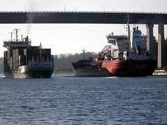 Begegnung unter der Kanal-Brücke