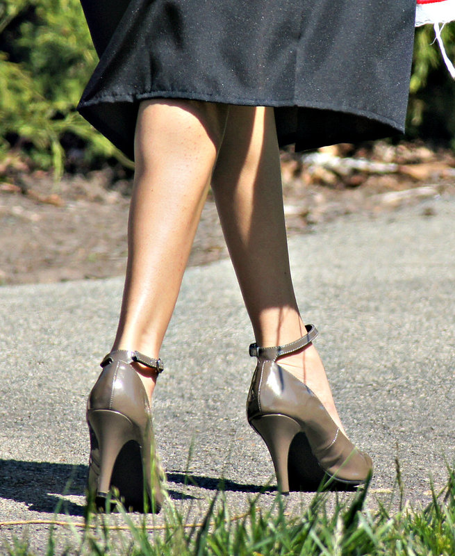 skinny legs in heels (F)