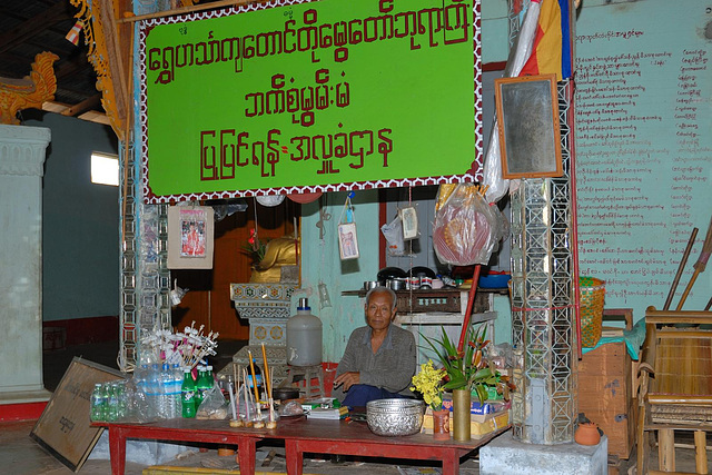 Selling sacrifice goods Thaung Tho monastery
