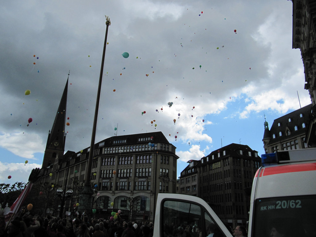 Bunte Luftballons gegen Rechts