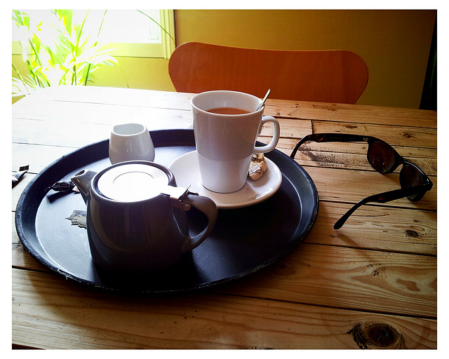 Tea in Totnes - 120330 (mobile)