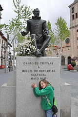 Jasna apud la monumento al Cervantes
