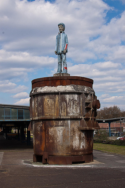 20120408 8481RAw [D] Oberhausen, Giesspfanne mit Skulptur