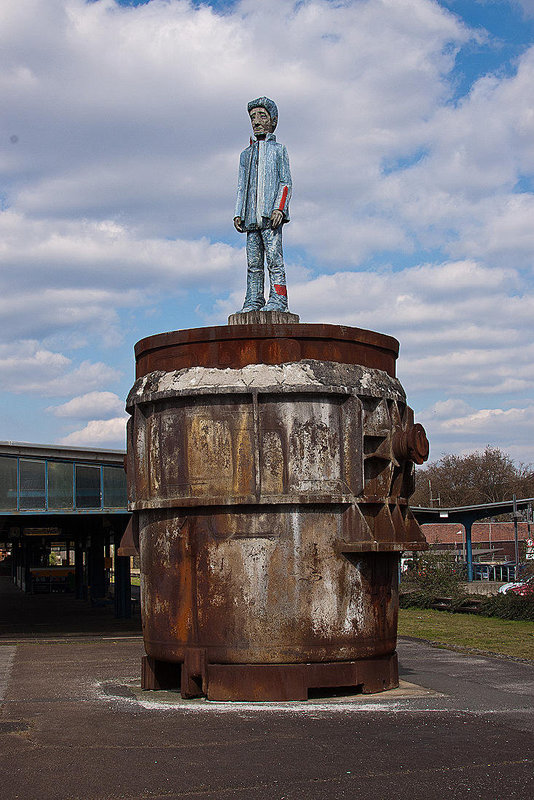 20120408 8481RAw [D~OB] Gießpfanne mit Skulptur, Museumsbahnsteig, Oberhausen