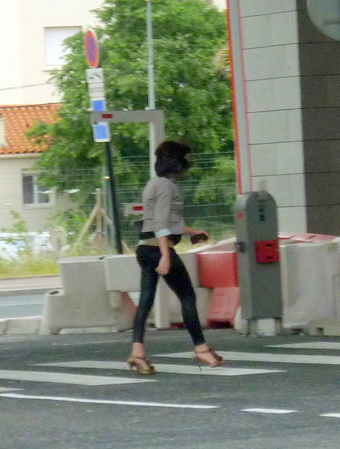 En attendant le bus à Perpignan, France / While waiting for the bus in Perpignan, France