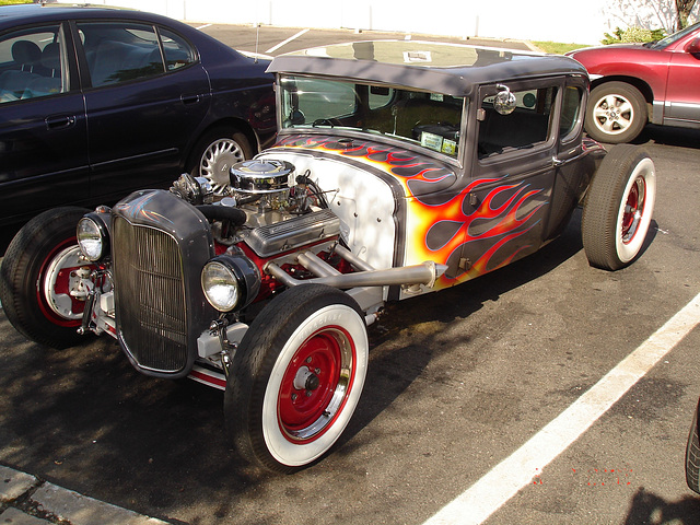 Voiture ancienne joliment modifiée / Old car beautifully modified - 13 août 2006.