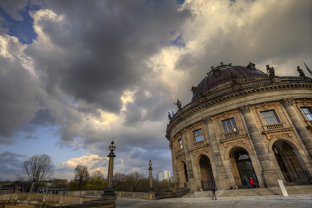 wolkiger Himmel mit Bode