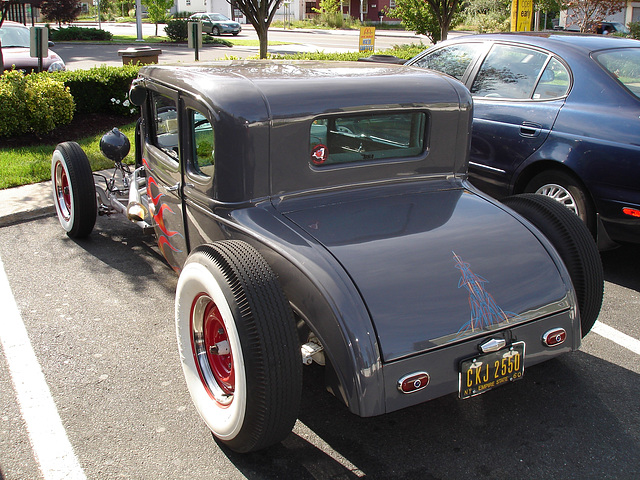 Old car nicely modified / Voiture ancienne joliment modifiée - 13 août 2006.