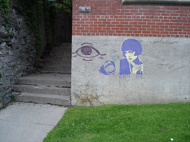 Blue-eyed Lady artistic wall / Le mur de la Dame aux yeux bleus / Photo originale Blue-eyed Lady artistic wall / Le mur de la Dame aux yeux bleus / Photo originale