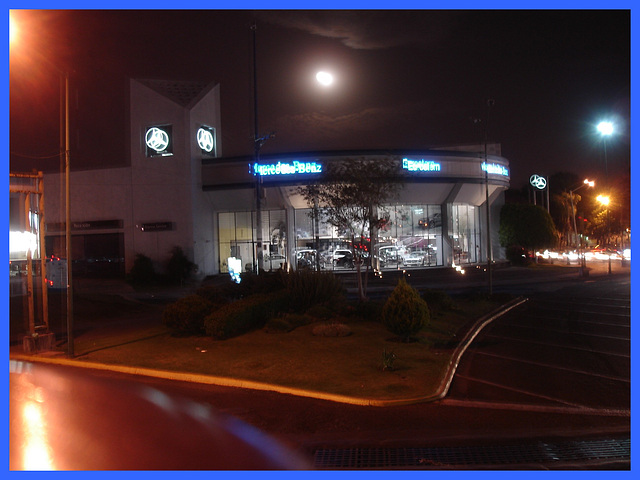 Blurry Mercedez Benz by the night / Vision floue sur Mercedez dans la nuit - 19 mars 2011.