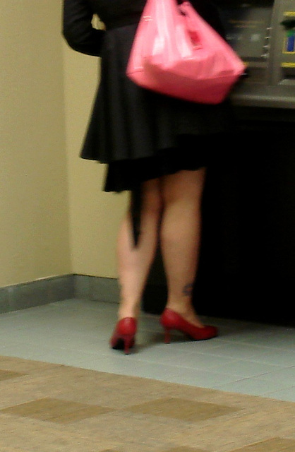 Lady ATM in high heels / Dame ATM en talons hauts - Recadrage