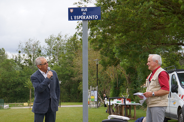 Inaŭguro de la Esperanto-strato en Moutiers-les-Mauxfaits, la 3an de junio 2012 Inaŭguro de la Esperanto-strato en Moutiers-les-Mauxfaits, la 3an de junio 2012