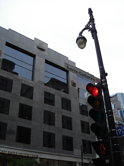 Feu rouge sur Ste-Catherine / Red light on St-Catherine street.