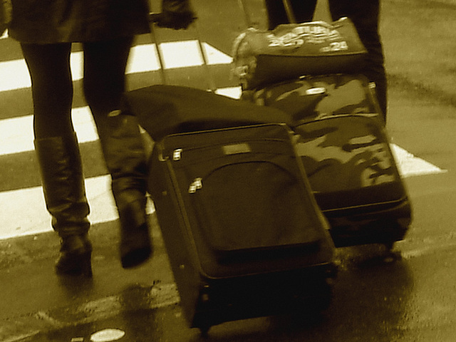 Umbrella blond Lady in high-heeled boots / Dame blonde au parapluie en bottes à talons hauts -  26 octobre 2008 / Sepia