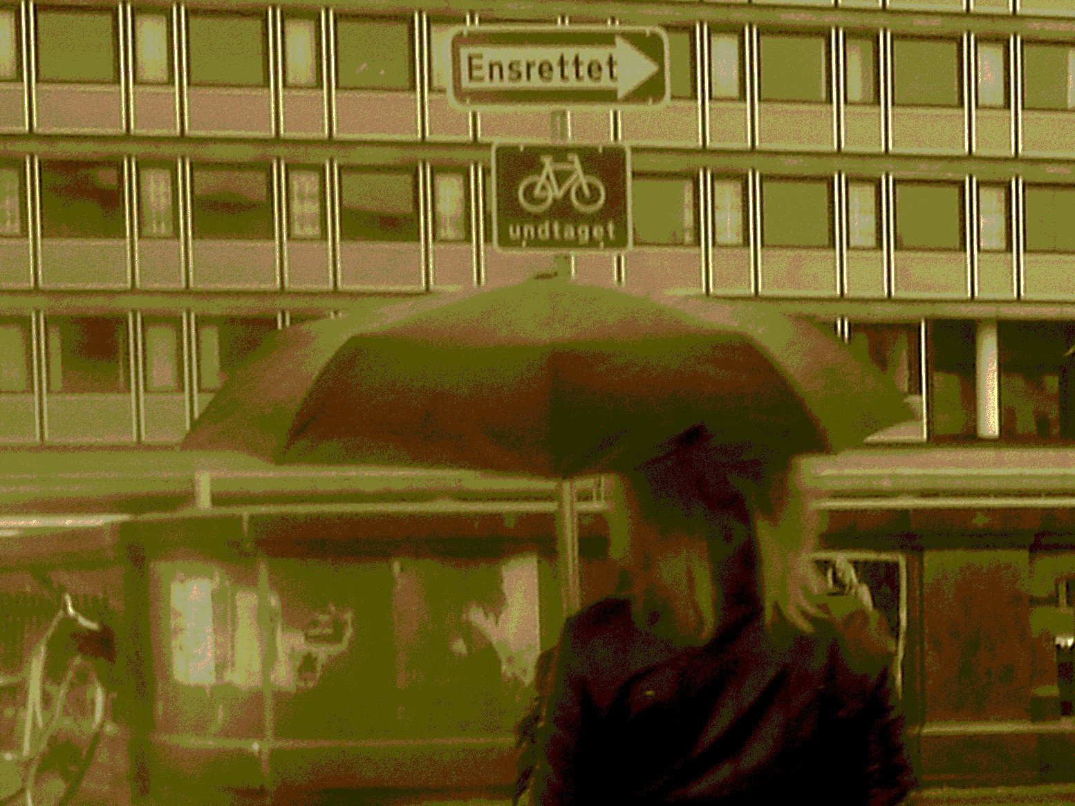 Umbrella blond Lady in high-heeled boots / Dame blonde au parapluie en bottes à talons hauts / Sepia postérisé