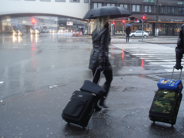 Umbrella blond Lady in high-heeled boots / Dame blonde au parapluie en bottes à talons hauts -  26 octobre 2008