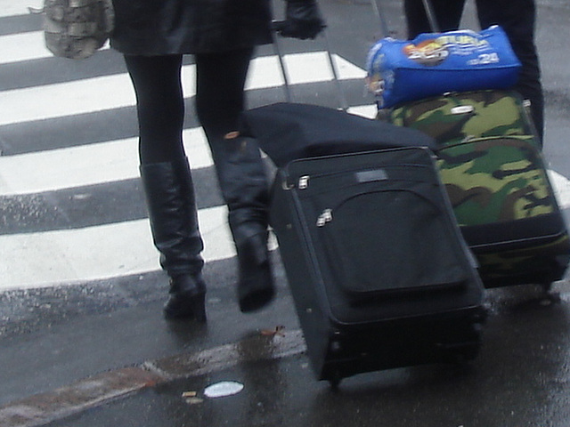 Umbrella blond Lady in high-heeled boots / Dame blonde au parapluie en bottes à talons hauts -  26 octobre 2008