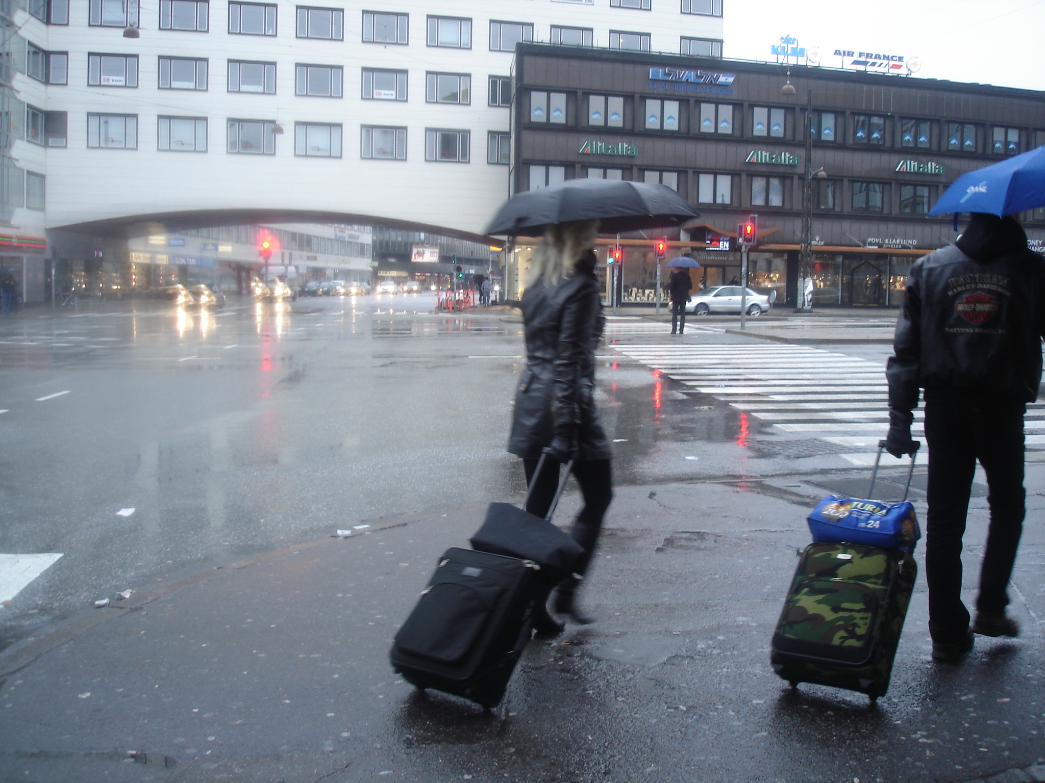 Umbrella blonde Lady in high-heeled boots / Dame blonde au parapluie en bottes à talons hauts