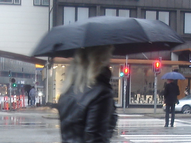 Umbrella blond Lady in high-heeled boots / Dame blonde au parapluie en bottes à talons hauts -  26 octobre 2008