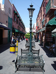 Bancs et lampadaire / Benches and street lamp.