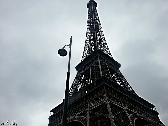 Paris sous un ciel gris.