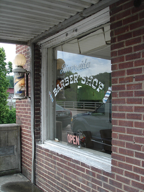 Réflexion d'un coiffeur de rivière/ Riverside barber shop reflection - 12 juillet 2010.