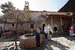 20120320 8182RWw [TR] Sirince, Brunnen vor der Baptistenkirche