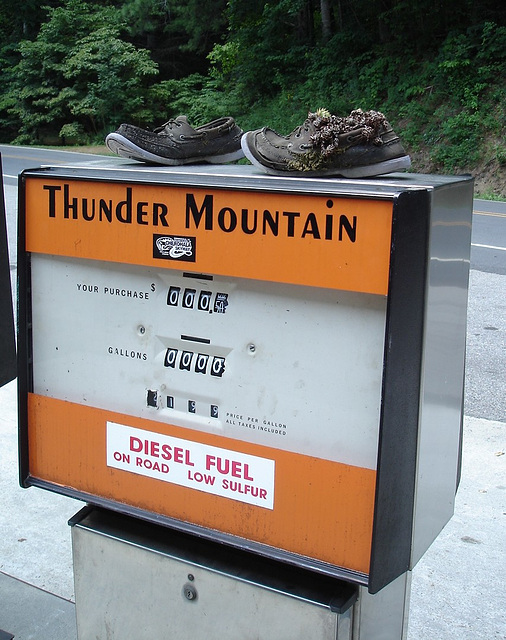 Old shoes & gas / Souliers usés et gasoline - Thunder mountain general store /  11 juillet 2010