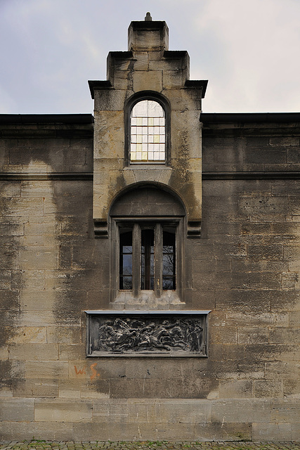 Fenster mit Reiterrelief