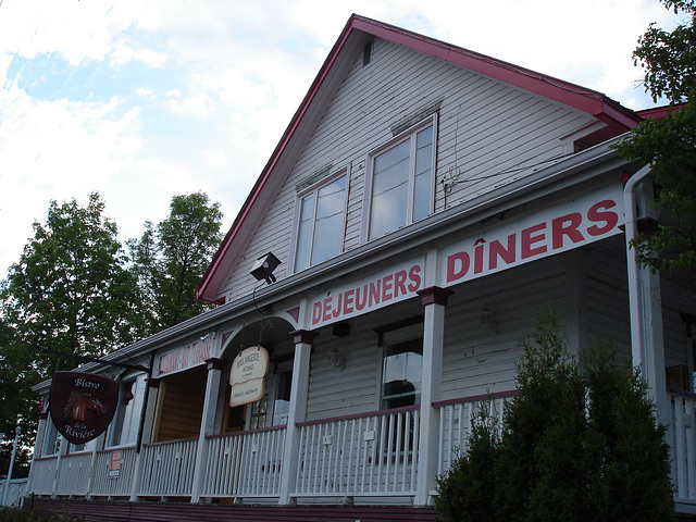 Bistro de la rivière / River bistro - 29 mai 2010.