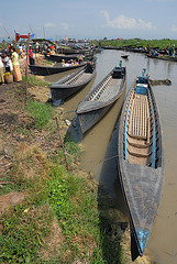 Long tail boats on the dam
