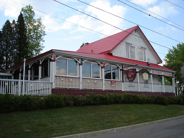 Bistro de la rivière / River bistro - 29 mai 2010 / Photo originale.