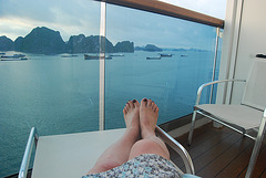 Christiane en croisière - Cruise's podoerotic pleasures / Contempler pieds nus / Barefeet contemplation.