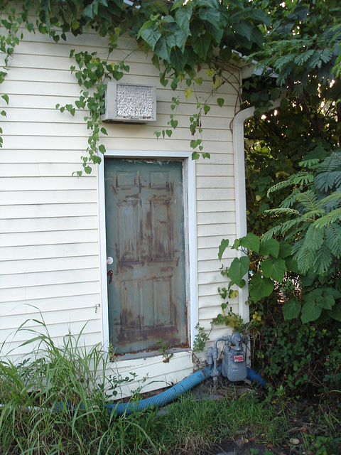 Lonely door / Porte solitaire.